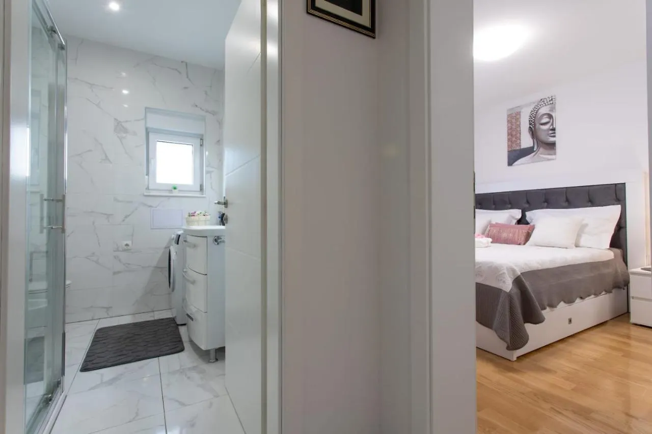 Lux Apartment Ema Kastela 0*,