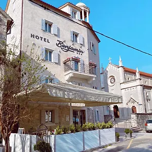 Hotel Benjamin, Kastela